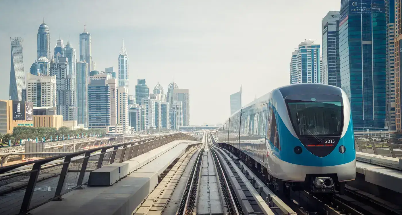 Transport à Dubaï : Métro, Taxi ou Voiture de Location ?
