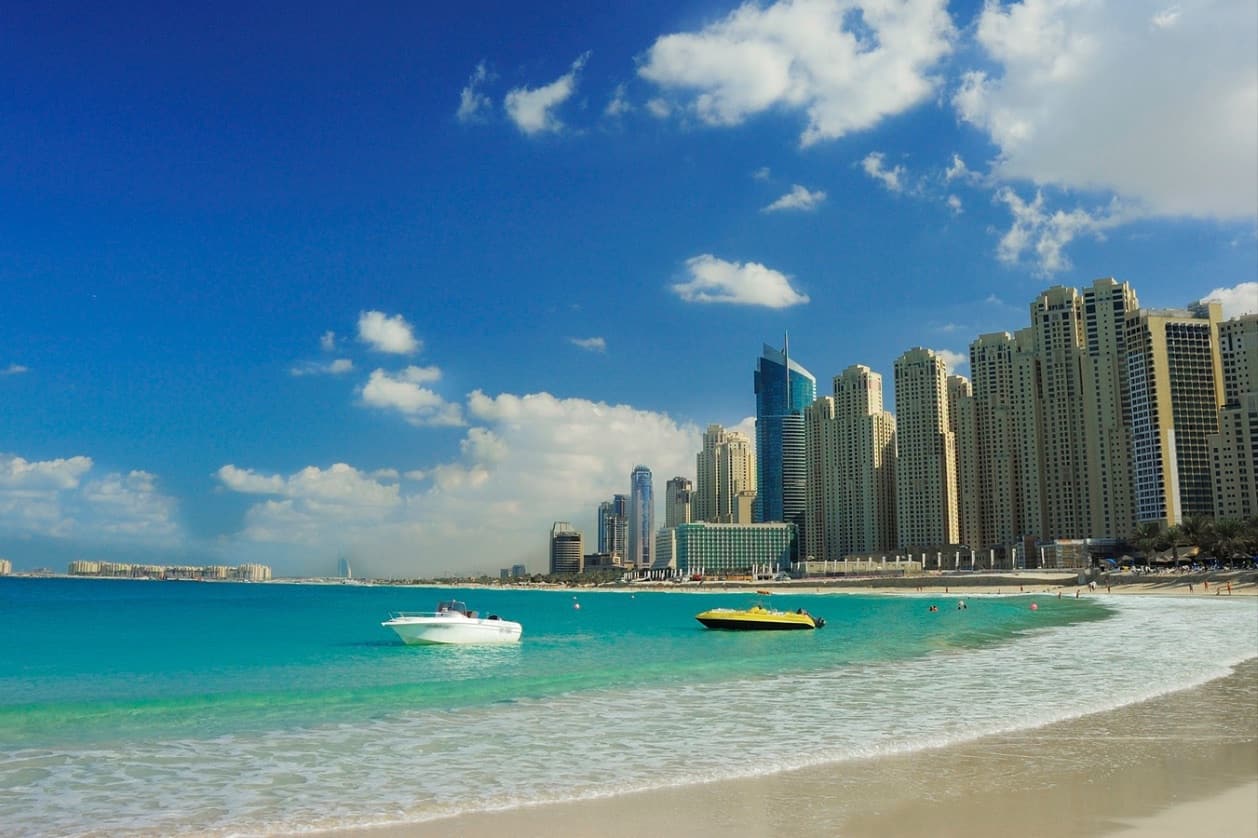 Vue d’une plage à Dubaï avec eau turquoise et skyline