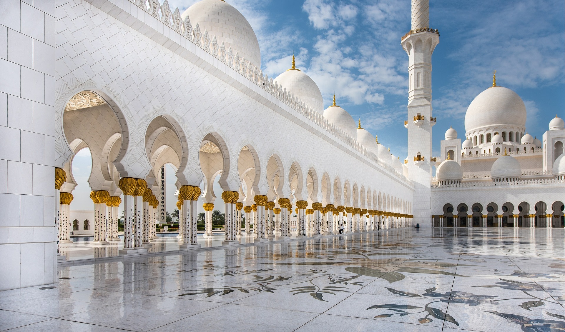 Vue extérieure de la Grande Mosquée Abu Dhabi lors d’une visite à Abu Dhabi