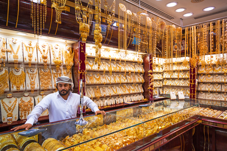 marchés traditionnels Dubaï avec souk aux épices et or